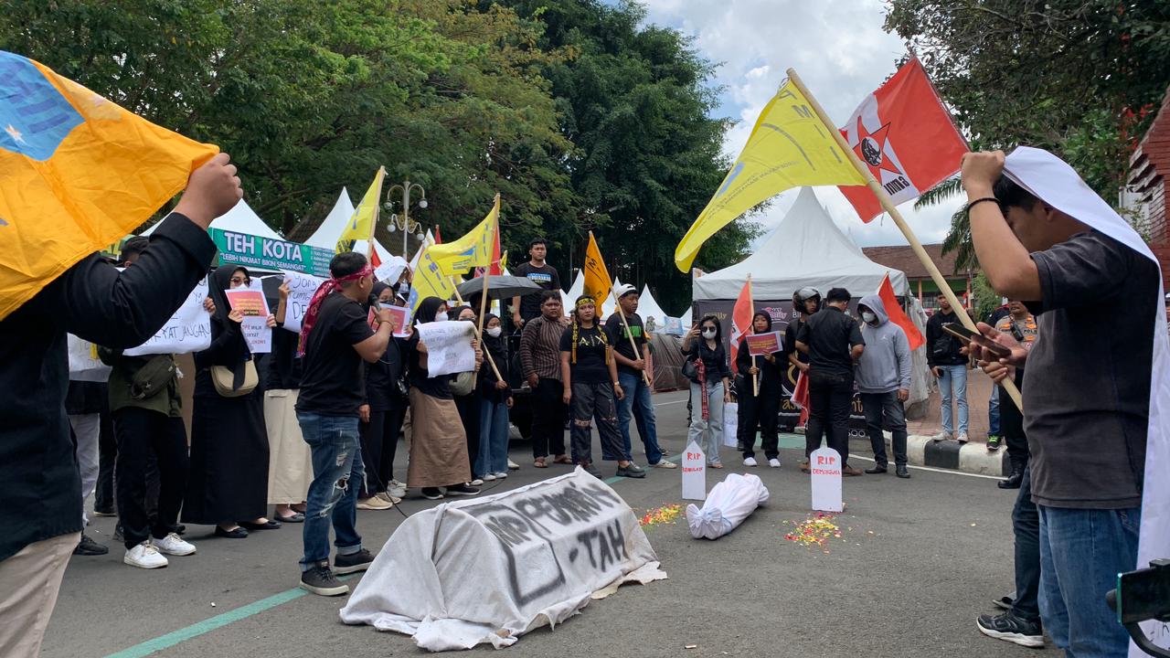 Pelantikan DPRD Trenggalek Didemo Mahasiswa, Kritik Isu Lokal dan Nasional